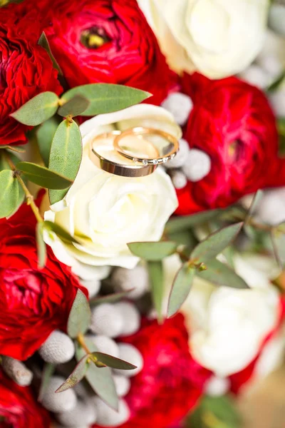 Anillos de boda. Símbolos de boda, atributos. Vacaciones, celebración — Foto de Stock