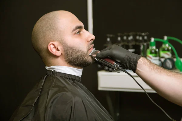 Подробиці обрізки. Обрізаний крупним планом перукарня для обрізки бороди — стокове фото