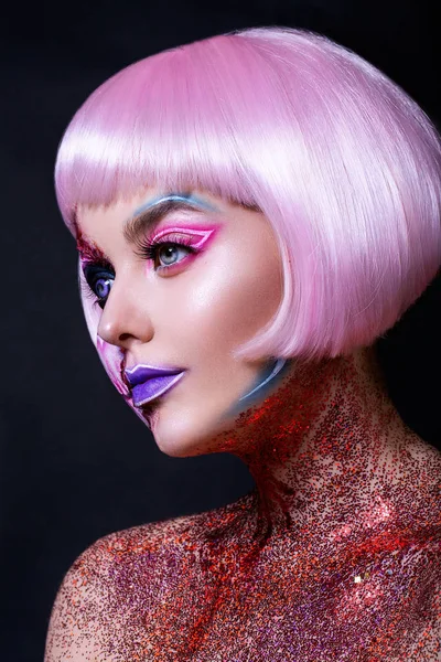 Gros plan couleur femmes visage art. Cheveux roses. Couleurs fluo — Photo