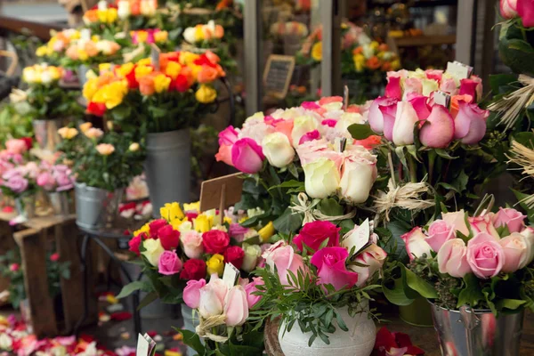 Blomsteraffär i gatan av Frankrike — Stockfoto