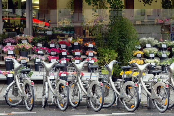 Аренда велосипедов рядом с цветочным магазином в Париже — стоковое фото