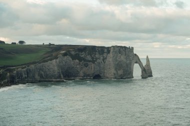 Plaj ve kayalıklarla Etretat, turist ve norman Fransızca tarım