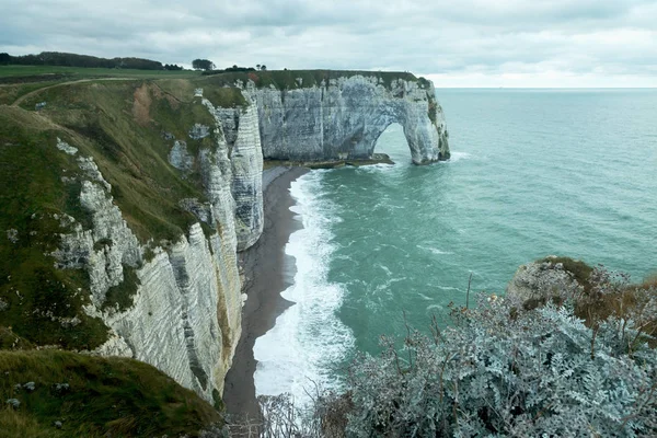 Spectacular natural cliffs Aval of Etretat and beautiful famous — Free Stock Photo