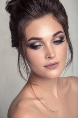 Güzel model kız zarif saç modeli ile. Kadın moda ile