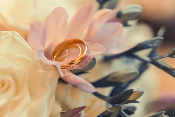 Jegygyűrűk. Esküvői szimbólumok, tulajdonságok. Ünnep, ünnep — Stock Fotó