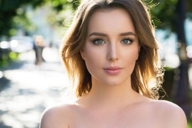 Açık havada güzel romantik Bayan portresi 