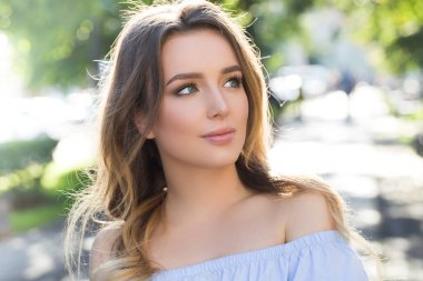 Açık havada güzel romantik Bayan portresi 
