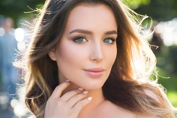 Açık havada güzel romantik Bayan portresi 