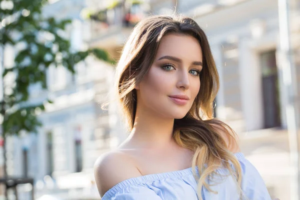 Açık havada güzel romantik Bayan portresi 