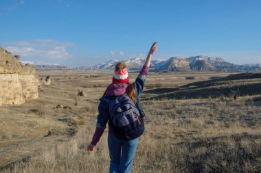 Vahşi yolculuk tatil sırasında hiking içinde seyahat etmek mutlu kadın turist