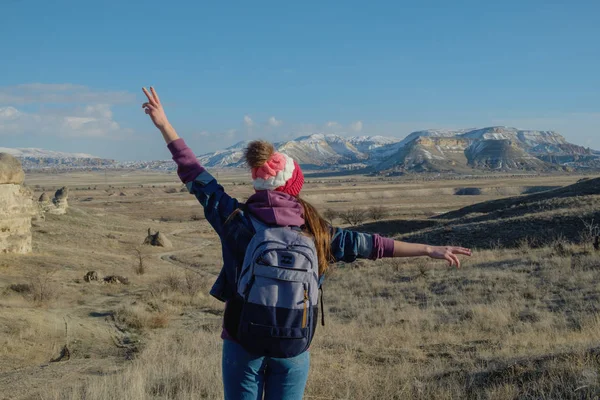 Heureuse touriste féminine de voyager dans la randonnée sauvage pendant les vacances — Photo gratuite