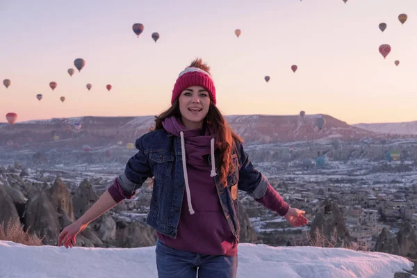 Una chica turística en una cima de la montaña disfrutando de una maravillosa vista de la —  Fotos de Stock