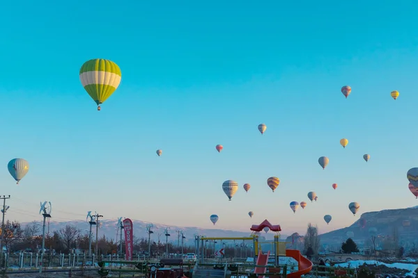 Kapadokya Türkiye 'de kayaların üzerinde uçan sıcak hava balonu — Stok fotoğraf