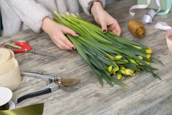 Magazin de flori la lumina zilei. Femeie care deține un buchet frumos de flo — Fotografie, imagine de stoc