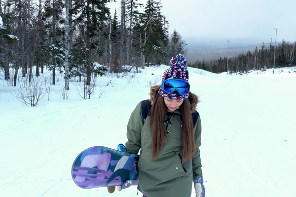 Avontuur aan wintersport. Snowboarder meisje wandelen op de berg. — Stockfoto
