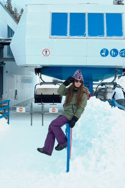 Chica snowboarder disfruta de la estación de esquí . —  Fotos de Stock
