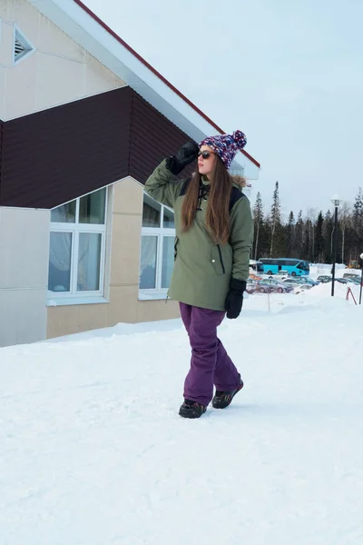 Chica snowboarder disfruta de la estación de esquí . —  Fotos de Stock