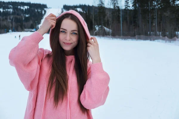 Inverno, tempo libero, sport e persone concetto - felice giovane donna in — Foto Stock
