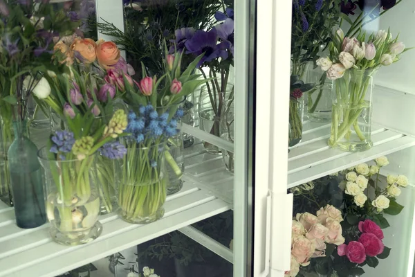 Hűtőszekrény a virágbolt — Stock Fotó