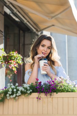 Açık havada bir Cafe içme içinde güzel romantik Bayan portresi