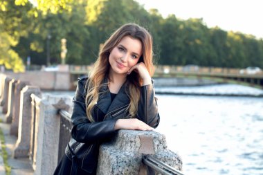 Açık havada güzel romantik Bayan portresi