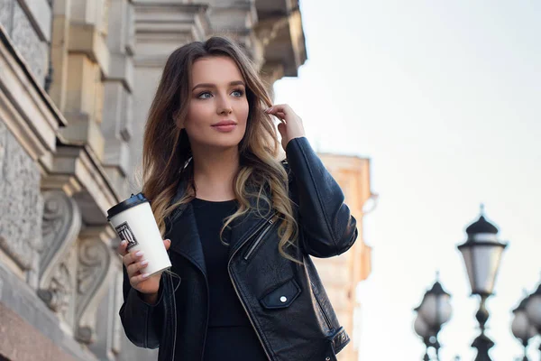 Donna allegra in strada a bere caffè del mattino — Foto Stock