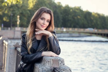 Açık havada güzel romantik Bayan portresi