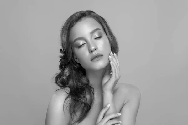 Beauty porträtt av modell med trendiga smink. Mode blank hög — Stockfoto