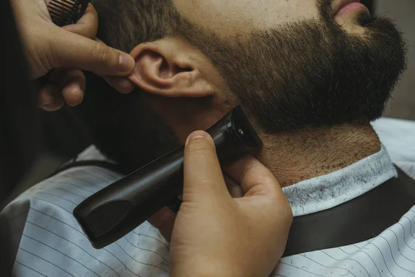 Подробиці обрізки. Гоління бороди клієнту в перукарні — стокове фото