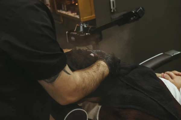 Skin softening with vaporizer in barbershop — Stock Photo, Image