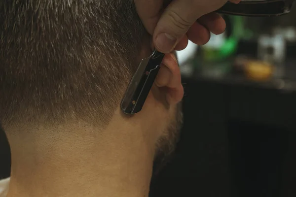 Détails de la coupe. Cultivé gros plan d'un coiffeur rognant le ba — Photo