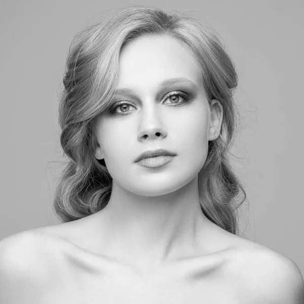 Modeporträt einer jungen Frau mit leuchtendem Augen-Make-up und — Stockfoto