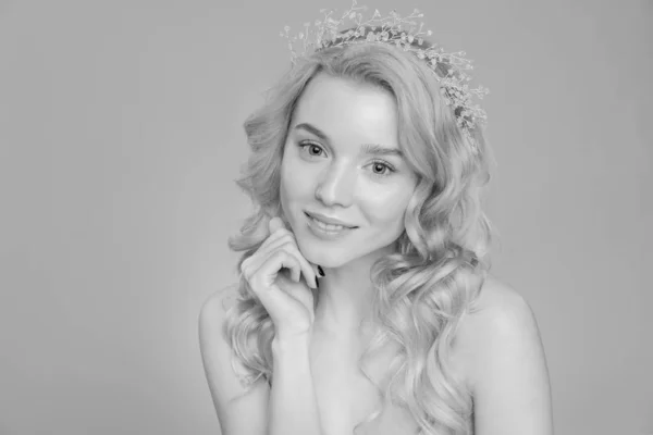 Black and white fashion portrait of a  young woman with a — Stock Photo, Image