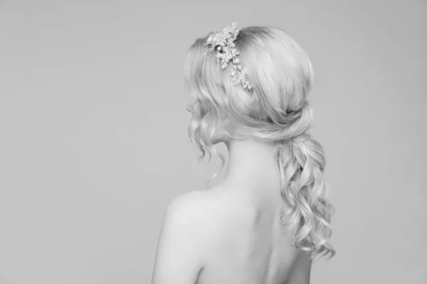 Penteado para cabelo loiro ondulado de uma jovem. Vista traseira. Preto. — Fotografia de Stock