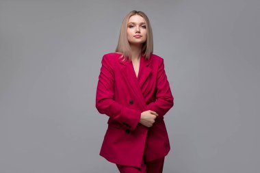 Parlak ahududu takım elbiseli seksi sarışın.