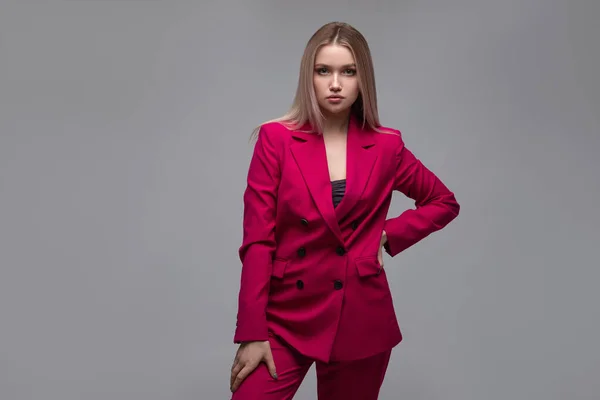 Loira Sexy Pantsuit Framboesa Brilhante — Fotografia de Stock