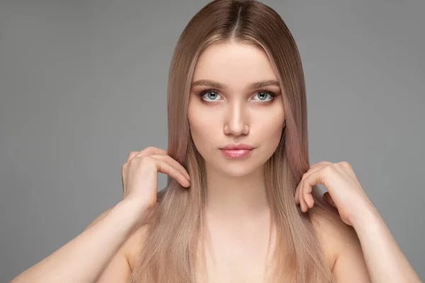 Retrato Moda Uma Jovem Mulher Com Uma Maquiagem Natural Cabelo — Fotografia de Stock
