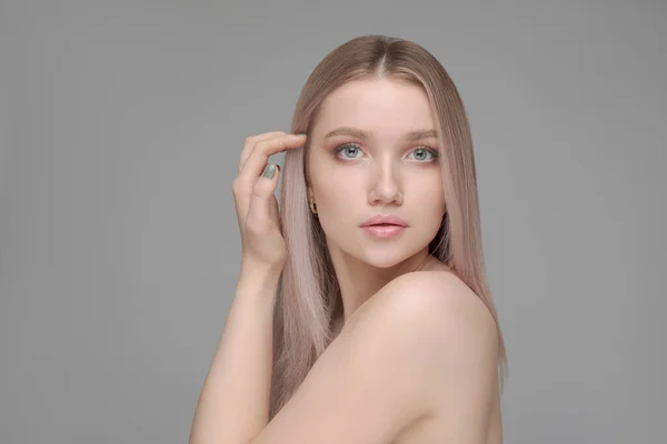 Retrato Moda Uma Jovem Mulher Com Uma Maquiagem Natural Cabelo — Fotografia de Stock