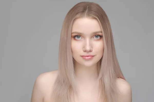 Модный Портрет Молодой Женщины Натуральным Макияжем Прямыми Светлыми Волосами — стоковое фото