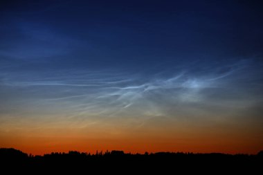 Gece parlayan bulutların güzelliği