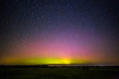 Aurora borealis parlak renkler