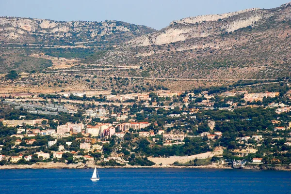 Weergave van het Prinsdom van Monaco, Monte Carlo uit de zee wit — Stockfoto