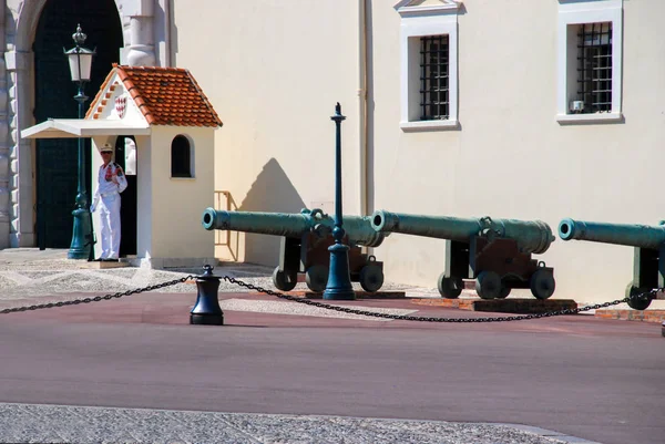 Vakten av Monaco nära ingången till Palace Furstendömet — Stockfoto