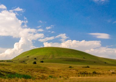Yeşil çim Hill ve mavi gökyüzü