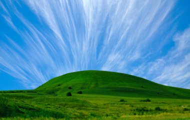 Yeşil çim Hill ve mavi gökyüzü