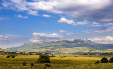 Rocky Dağları'nın arka planda Köyü