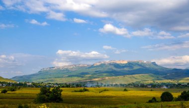Rocky Dağları'nın arka planda Köyü