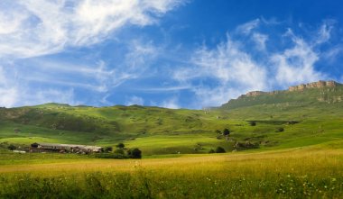Yeşil tepelerin eteklerinde, büyük çiftlik