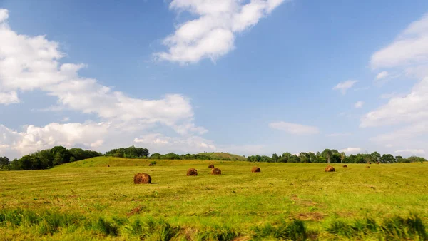 Green Grass Hill y fardos de heno — Foto de Stock