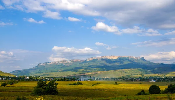Rocky Dağları'nın arka planda Köyü